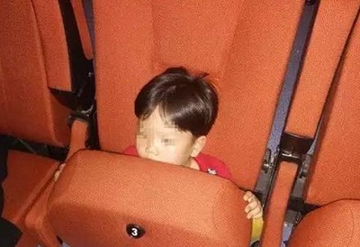 危險！電影院座椅會“吃”小孩 家長應(yīng)抱著孩子觀影