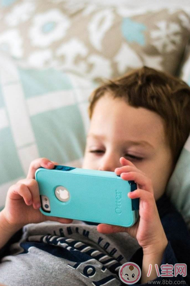 孩子沉迷手機(jī)延誤學(xué)業(yè)怎么辦 讓孩子遠(yuǎn)離手機(jī)的辦法 孩子沉迷手機(jī)延誤學(xué)業(yè)怎么辦 讓孩子遠(yuǎn)離手機(jī)的辦法