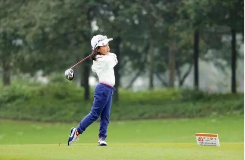 劉國(guó)梁教女兒高爾夫獲世界亞軍！父母如何成為孩子的榜樣