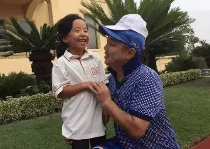 劉國(guó)梁教女兒高爾夫獲世界亞軍！父母如何成為孩子的榜樣