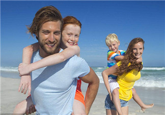 汪涵愛妻楊樂樂牽3歲小沐沐出行 國慶節(jié)出行小心孩子安全隱患