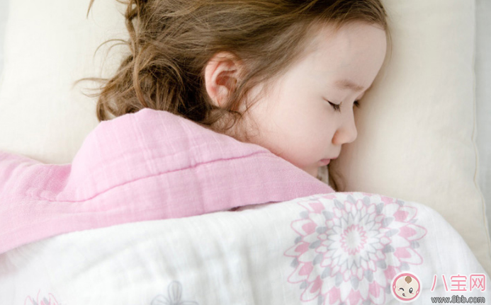 寶寶獨(dú)睡要準(zhǔn)備什么 寶寶自己一個(gè)人睡覺(jué)需要的兩件東西
