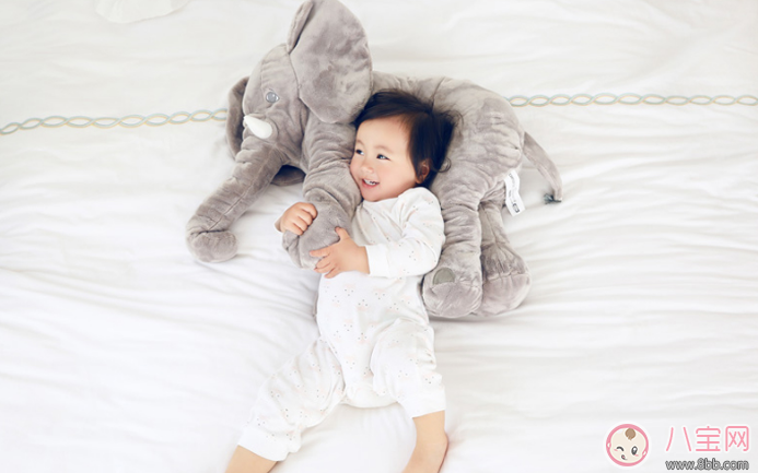 寶寶獨(dú)睡要準(zhǔn)備什么 寶寶自己一個(gè)人睡覺(jué)需要的兩件東西