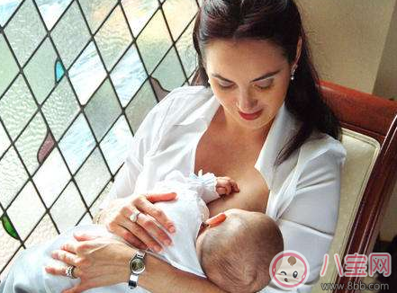 公共場合喂奶無遮蓋好不好 公共場所哺乳尷尬嗎 公共場合喂奶無遮蓋好不好 公共場所哺乳尷尬嗎