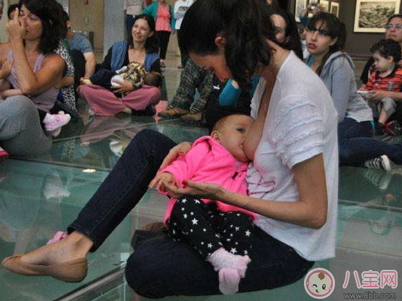 公共場合喂奶無遮蓋好不好 公共場所哺乳尷尬嗎 公共場合喂奶無遮蓋好不好 公共場所哺乳尷尬嗎