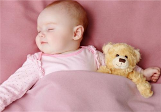 星二代睡姿誰錯了？馨爺鎖喉阿拉蕾凹造型