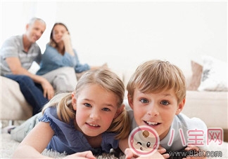 家里有小小電子產(chǎn)品迷 如何管教孩子玩手機(jī) 家里有小小電子產(chǎn)品迷 如何管教孩子玩手機(jī)