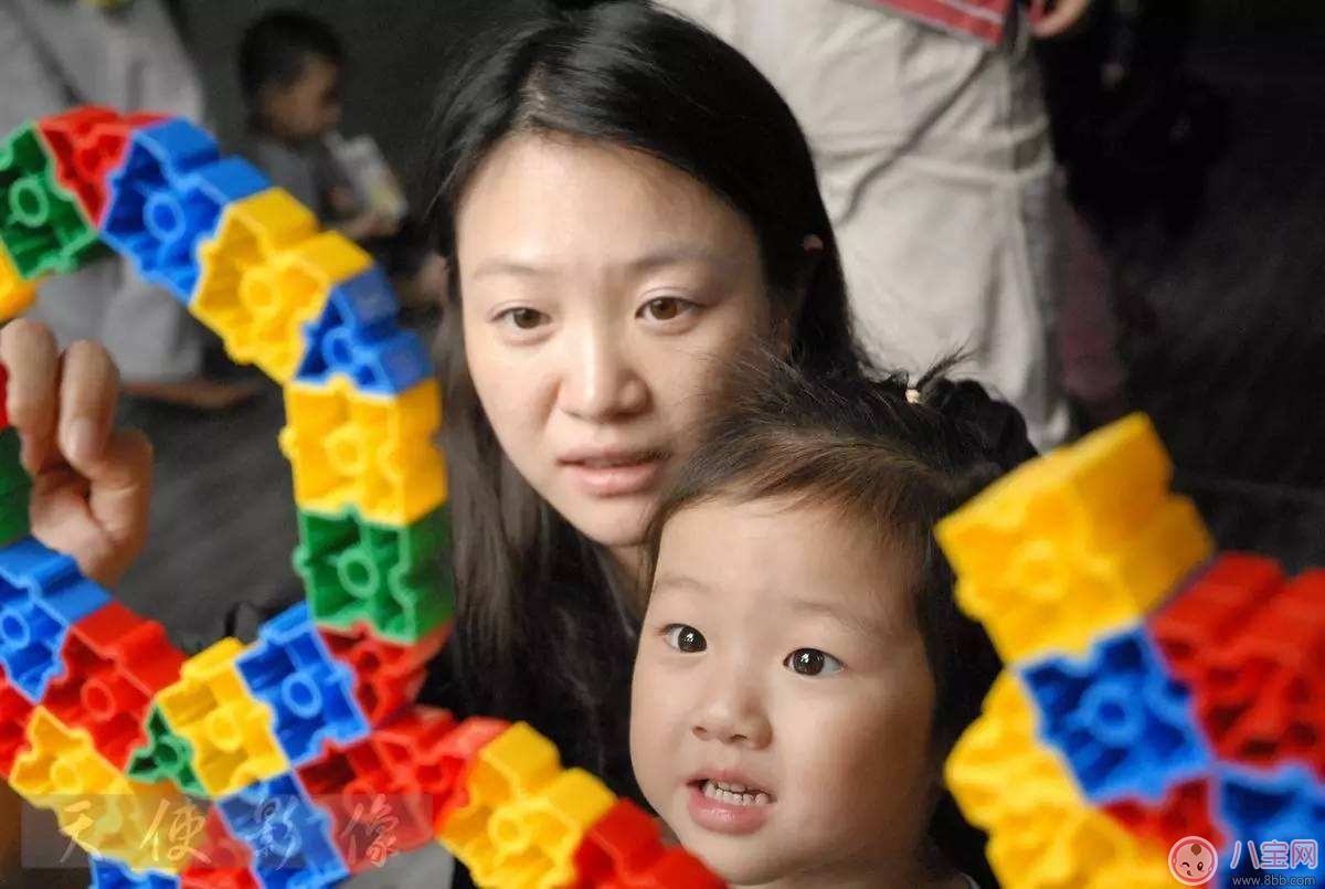 家里有小小電子產(chǎn)品迷 如何管教孩子玩手機(jī) 家里有小小電子產(chǎn)品迷 如何管教孩子玩手機(jī)