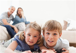 家里有小小電子產(chǎn)品迷 如何管教孩子玩手機(jī)