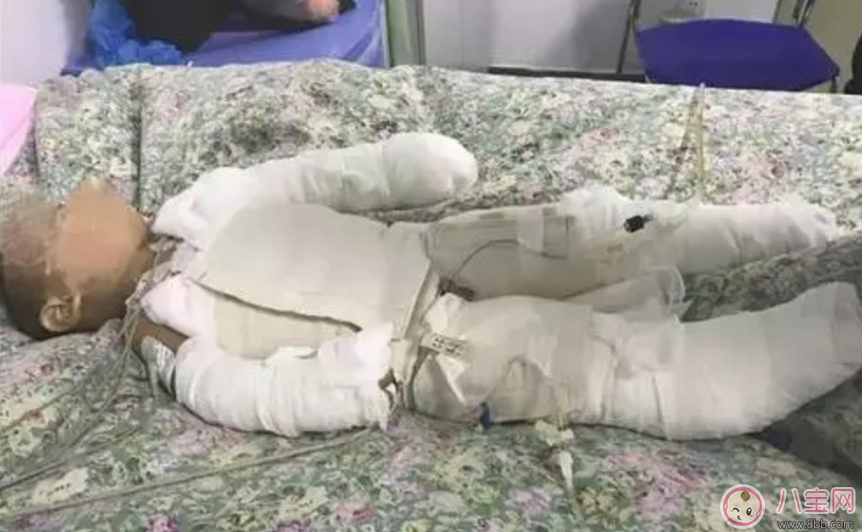 父母讓8歲姐給1歲弟洗澡 “洗”成一場(chǎng)大禍