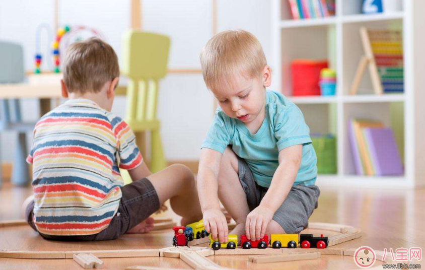 玩積木對孩子的智力開發(fā)大 怎么帶孩子玩積木 玩積木對孩子的智力開發(fā)大 怎么帶孩子玩積木