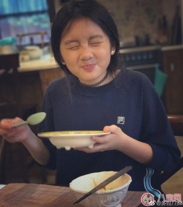 黃多多吃飯超享受 網(wǎng)友卻只關(guān)注她帶耳釘和choker