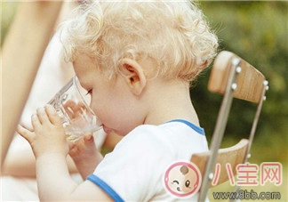 喝酒真會讓嬰兒喪命 給寶寶喝酒的危害 喝酒真會讓嬰兒喪命 給寶寶喝酒的危害