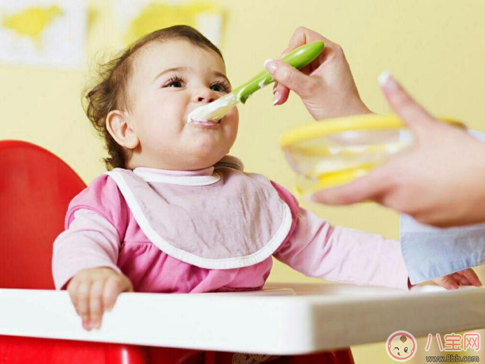 怎么培養(yǎng)寶寶自己吃飯的能力 寶寶學(xué)習(xí)吃飯餐具盤點(diǎn)