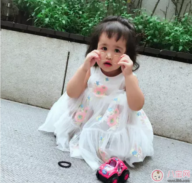 包貝爾罵哭女兒，只因她亂扔?xùn)|西！怎么管才好？