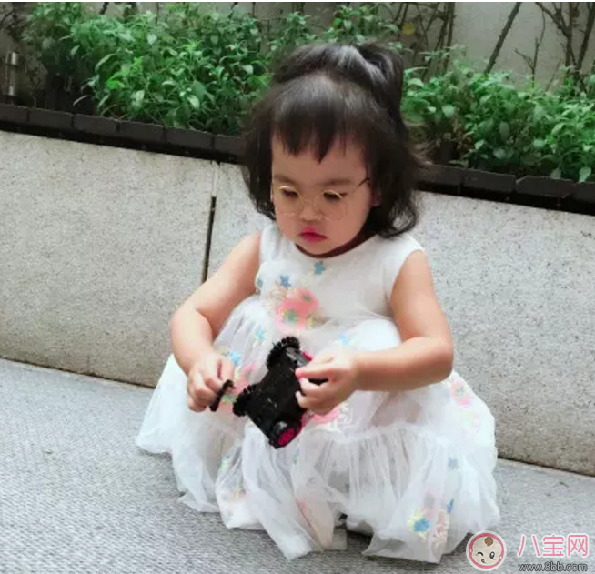 包貝爾罵哭女兒，只因她亂扔?xùn)|西！怎么管才好？