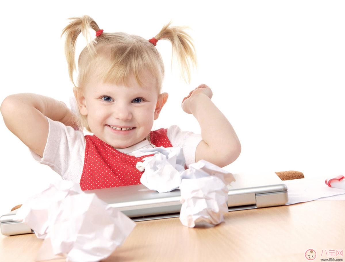 包貝爾罵哭女兒，只因她亂扔?xùn)|西！怎么管才好？