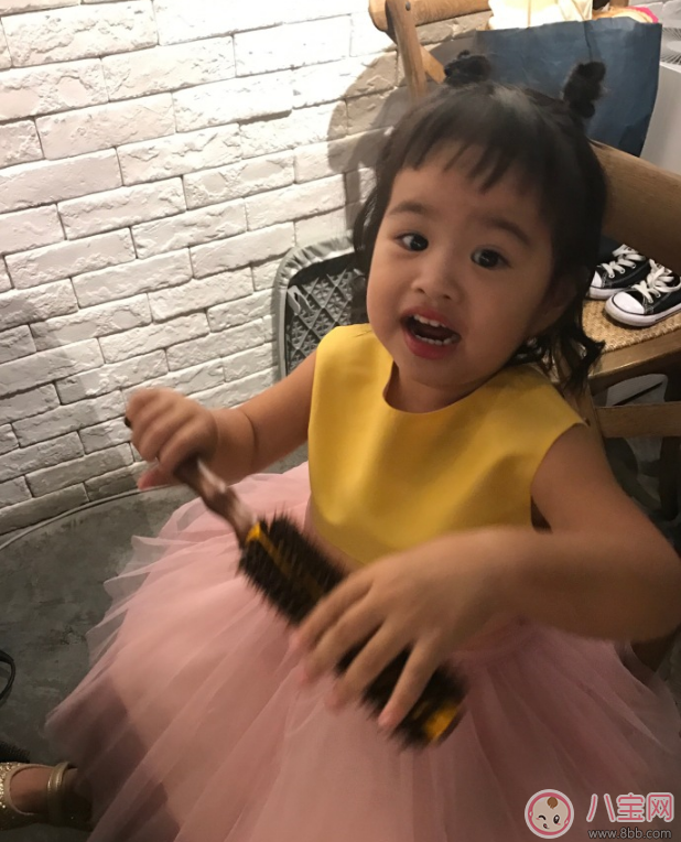 包文婧女兒餃子梳超可愛哪吒頭 超可愛哪吒頭怎么扎 包文婧女兒餃子梳超可愛哪吒頭 超可愛哪吒頭怎么扎