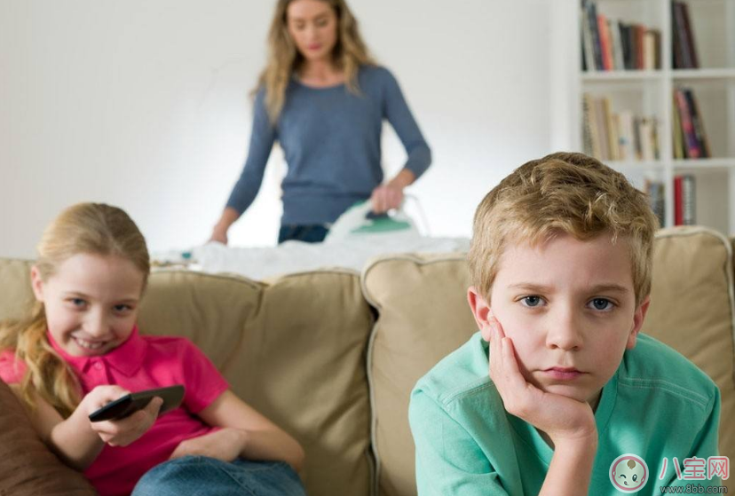 孩子看書(shū)好還是看電視好 讓書(shū)本代替電視才是最好的選擇 孩子看書(shū)好還是看電視好 讓書(shū)本代替電視才是最好的選擇