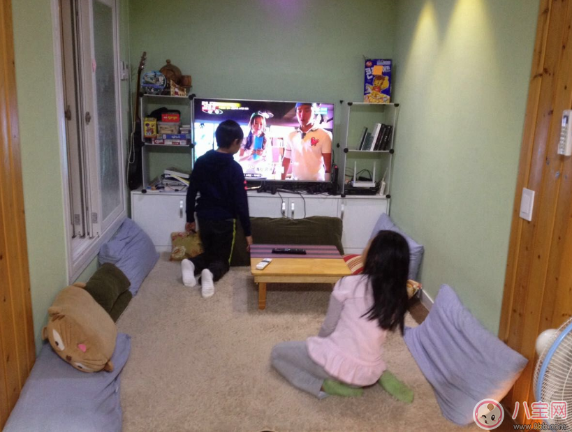 孩子看書(shū)好還是看電視好 讓書(shū)本代替電視才是最好的選擇 孩子看書(shū)好還是看電視好 讓書(shū)本代替電視才是最好的選擇