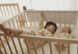 親子故事 記錄下兩個寶寶成長的瞬間