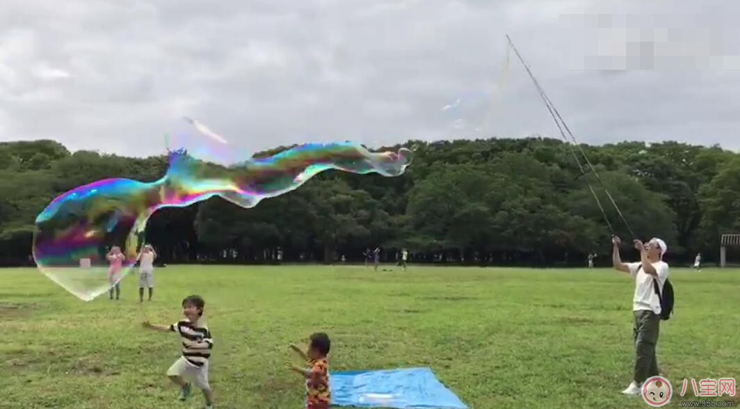 鄧超哄娃新招帶孩子吹超大泡泡 帶孩子吹泡泡怎么玩好 鄧超哄娃新招帶孩子吹超大泡泡 帶孩子吹泡泡怎么玩好