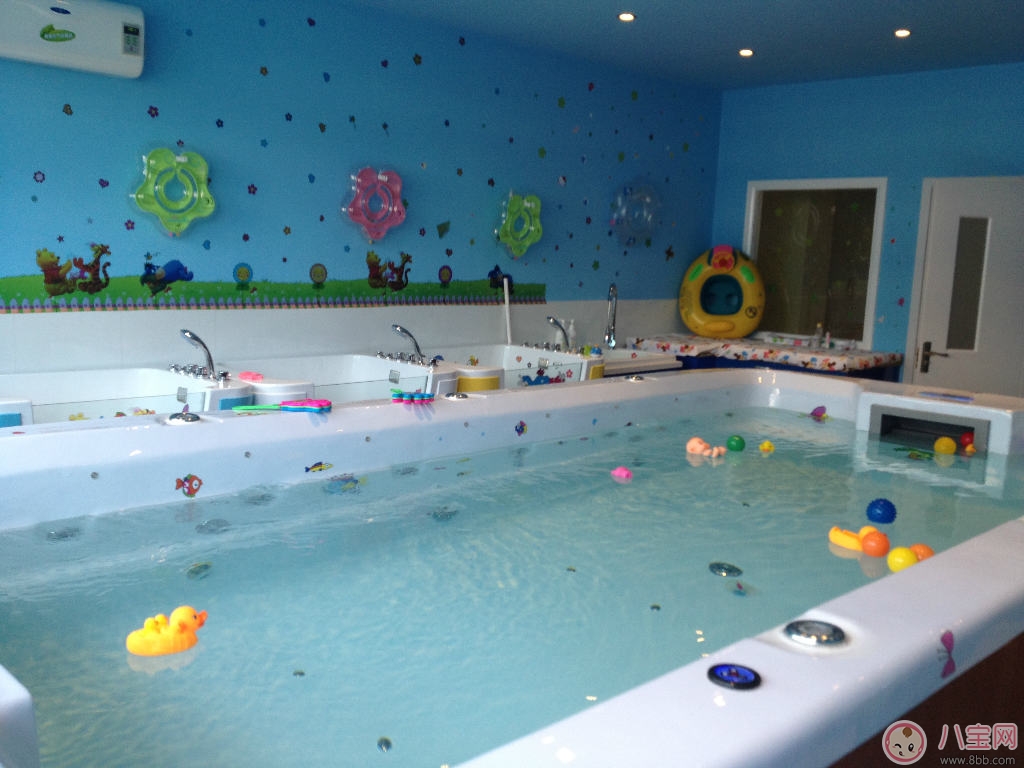咘咘和Bo妞游泳 寶寶室內(nèi)游泳的好處
