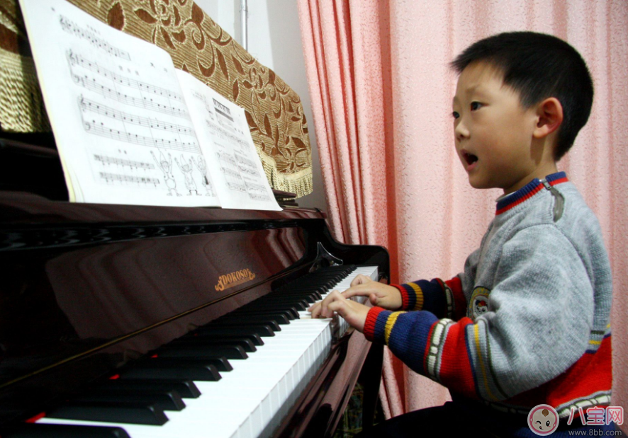 小魚兒彈奏鋼琴有模有樣 孩子學(xué)鋼琴到底好不好 小魚兒彈奏鋼琴有模有樣 孩子學(xué)鋼琴到底好不好