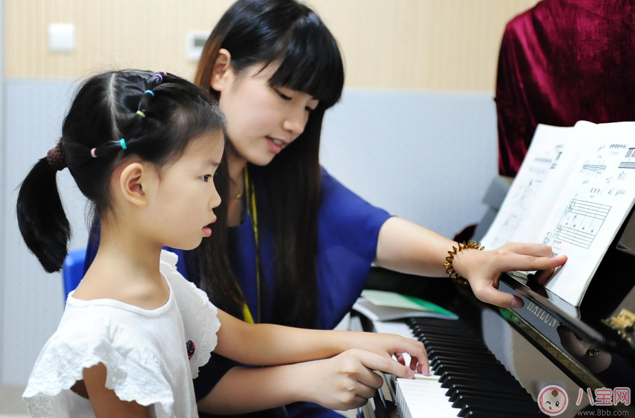 小魚兒彈奏鋼琴有模有樣 孩子學(xué)鋼琴到底好不好 小魚兒彈奏鋼琴有模有樣 孩子學(xué)鋼琴到底好不好