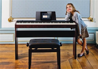 小魚兒彈奏鋼琴有模有樣 孩子學(xué)鋼琴到底好不好