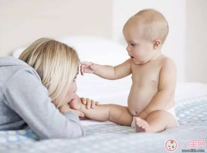 寶寶學(xué)說話了 在家里說普通話還是方言比較好 寶寶學(xué)說話了 在家里說普通話還是方言比較好