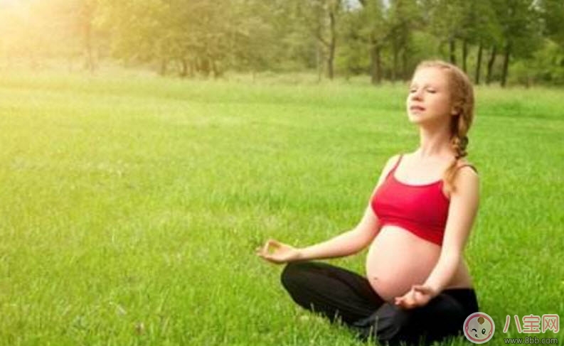 9個(gè)月孕媽舉杠鈴做深蹲 孕晚期能做哪些運(yùn)動(dòng) 9個(gè)月孕媽舉杠鈴做深蹲 孕晚期能做哪些運(yùn)動(dòng)