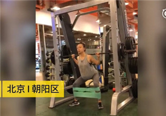 9個月孕媽舉杠鈴做深蹲 孕晚期能做哪些運動