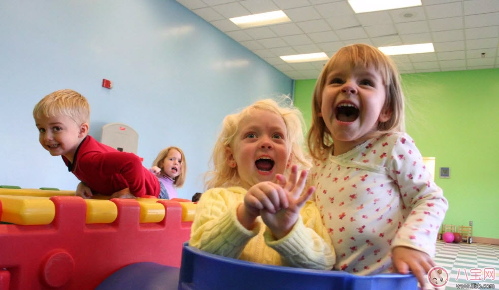 家里孩子之間吵架如何處理 怎么教會(huì)孩子和睦相處 家里孩子之間吵架如何處理 怎么教會(huì)孩子和睦相處