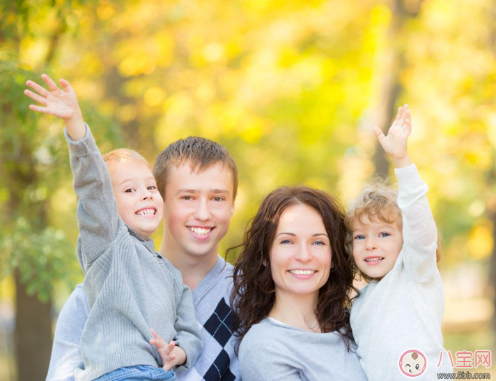 家長孩子的面撿別人的手機 父母的一言一行都會影響孩子