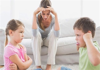 家長(zhǎng)孩子的面撿別人的手機(jī) 父母的一言一行都會(huì)影響孩子