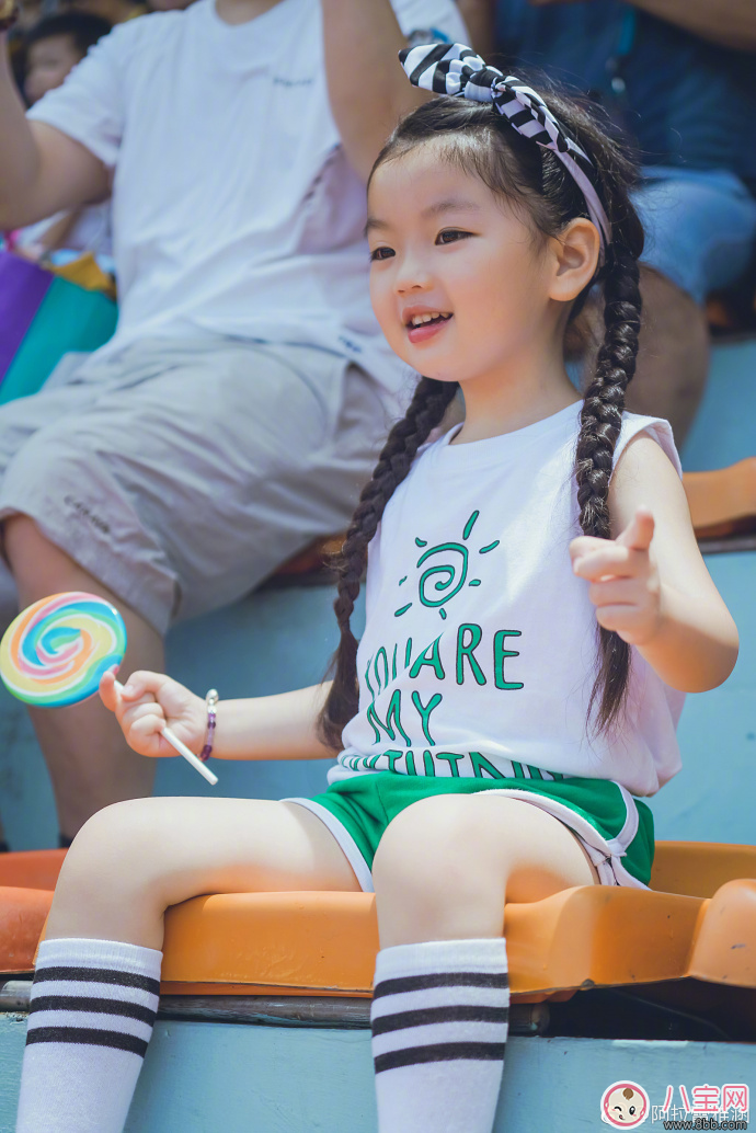 萌寶阿拉蕾垃圾丟進垃圾桶 孩子環(huán)境意識從小培養(yǎng) 萌寶阿拉蕾垃圾丟進垃圾桶 孩子環(huán)境意識從小培養(yǎng)