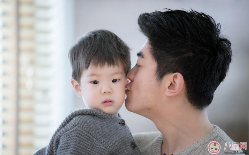 爸爸帶娃只玩手機(jī) 怎么讓爸爸會(huì)帶娃 爸爸帶娃只玩手機(jī) 怎么讓爸爸會(huì)帶娃