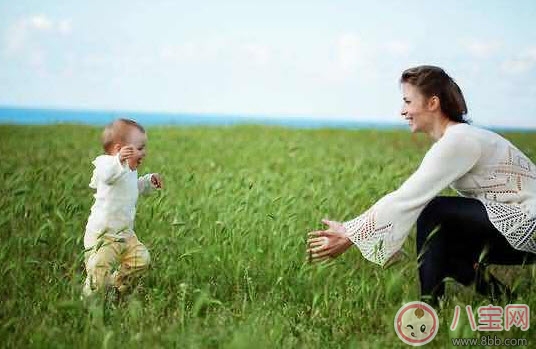 親子游戲讓寶寶輕松學(xué)會(huì)走路 寶寶練習(xí)走路親子游戲
