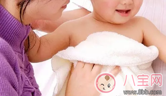 新手爸媽夏季給初生兒洗澡莫慌張 掌握方法最重要 新手爸媽夏季給初生兒洗澡莫慌張 掌握方法最重要
