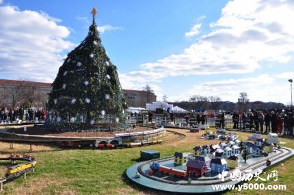 白宮紅色圣誕樹：白宮布置圣誕樹的歷史紅色有哪些心理暗示？