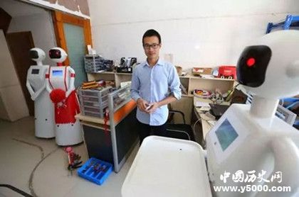 初中學(xué)歷造出送餐機器人學(xué)歷和能力哪個更重要