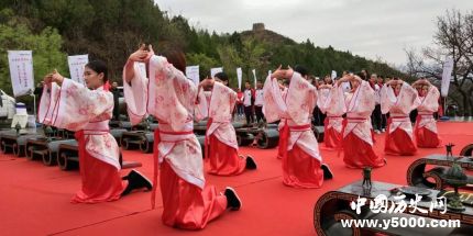 三拜九叩由來簡介三拜九叩禮儀步驟是怎樣的？