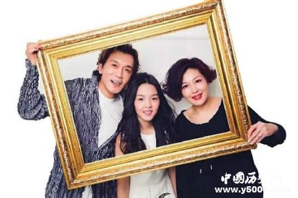 李詠女兒出書出的什么書李詠女兒個(gè)人簡(jiǎn)介 李詠女兒出書出的什么書李詠女兒個(gè)人簡(jiǎn)介