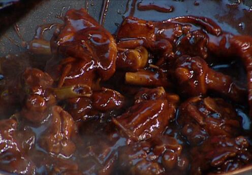 不用水燒的醬燜啤酒鴨腿怎么做?