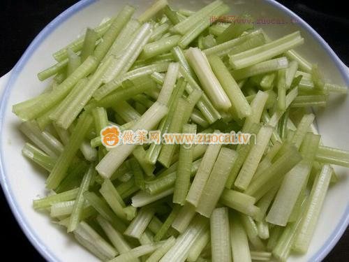 香芹炒雞翅的做法