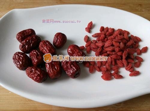 白蘿卜枸杞紅棗豬骨湯的做法