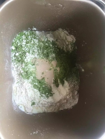 抹茶麻薯夾心軟歐面包的做法步驟1
