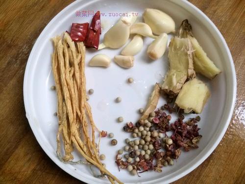 農(nóng)家野生菌燉雞的做法