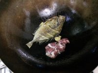 蘿卜絲泥猛魚(yú)湯的做法步驟3